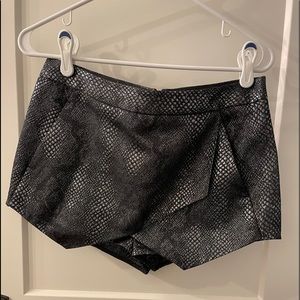 Snakeskin skort